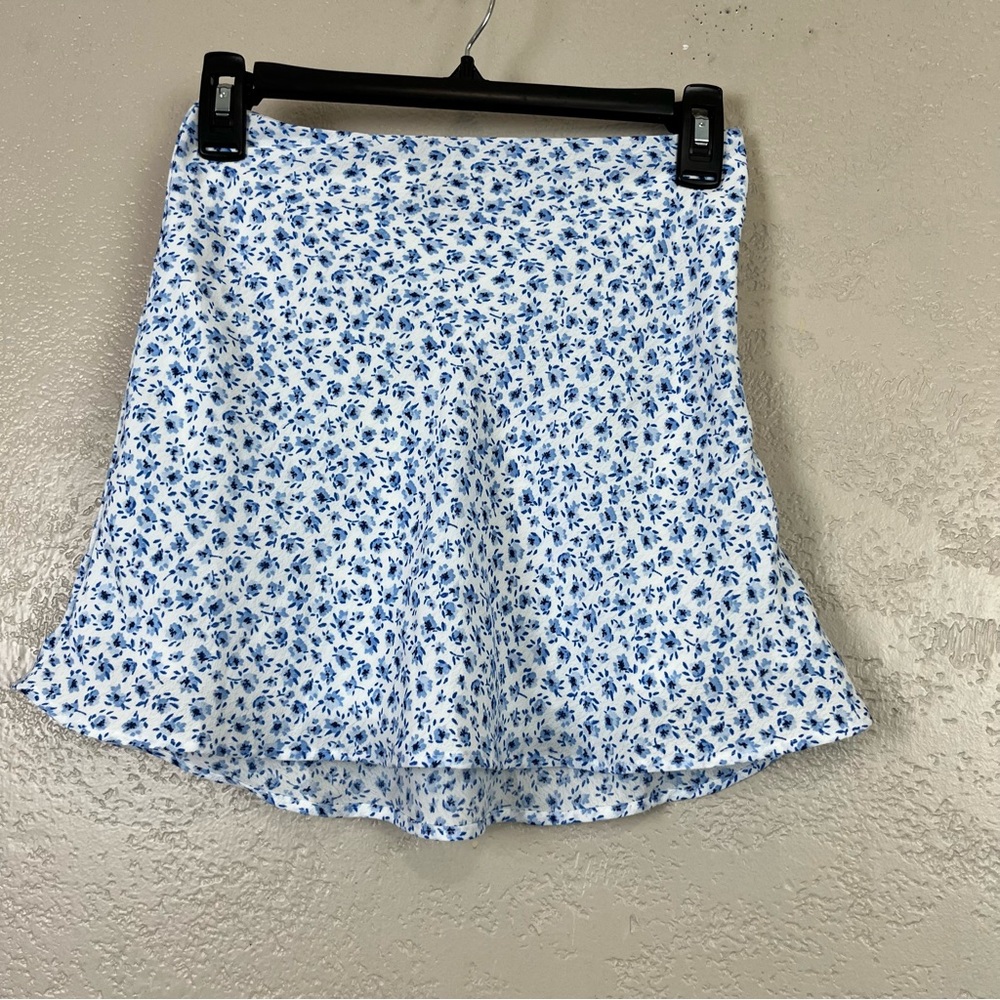 5 for‎ $30 H&M Divided Blow White Floral Mini Flowy Skirt Women's Size 2